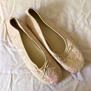 🌻 3 for $15. 725 women’s ballet type shoes. Cream colour with accents. Size 9.
